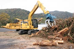 和泉産業の「周南バイオマスセンター」で、集材した木材を仕分する建設機械